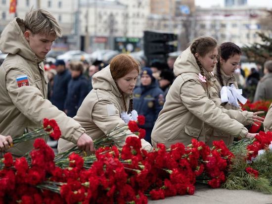 Евгений Куйвашев и Владимир Якушев возложили цветы к памятнику воинам УДТК