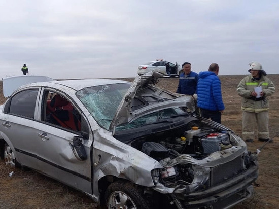 Под Астраханью опрокинулся легковой автомобиль