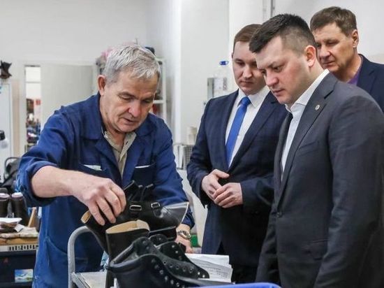 Ратмир Мавлиев рассказал о помощи предприятию по выпуску ортопедических стелек и обуви