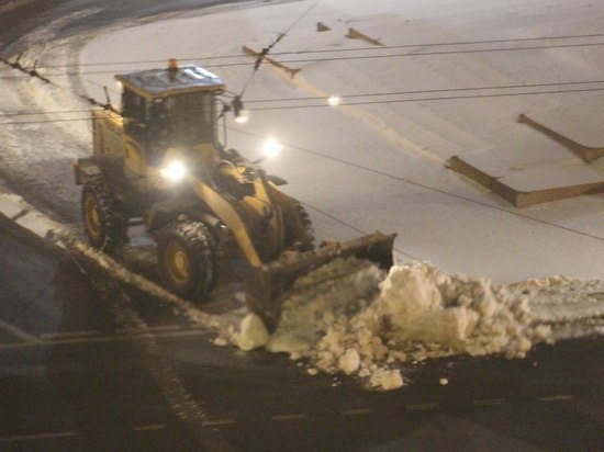 Уборка в зоне платных парковок: петербуржцы жалуются, что коммунальщики чистят снег без предупреждений