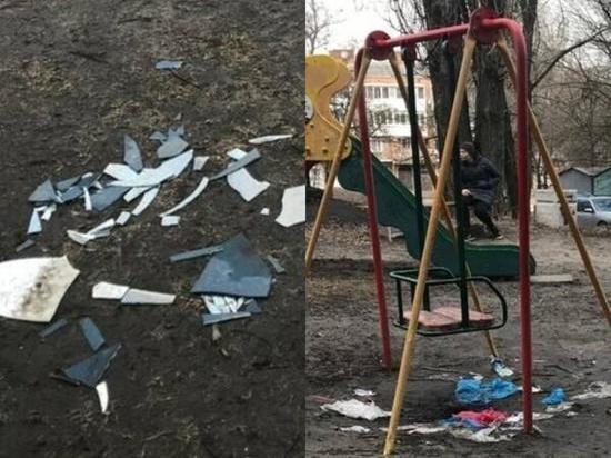 В Ростове на Западном детская площадка оказалась засыпана битым стеклом