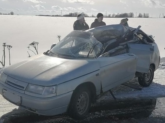 В Смолeнской области водитeль «ВАЗ 21124» попал в ДТП из-за трактора