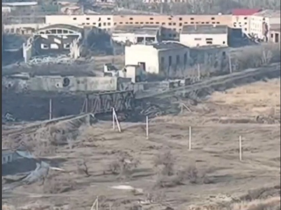 Украинские военные разрушили памятник истребителю МиГ-17 в Артемовске