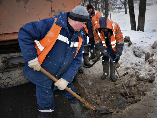 В Костроме готовятся к таянию снега - коммунальщики прочищают ливневки