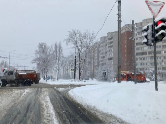 Больше 40 машин борются со снегом в Йошкар-Оле