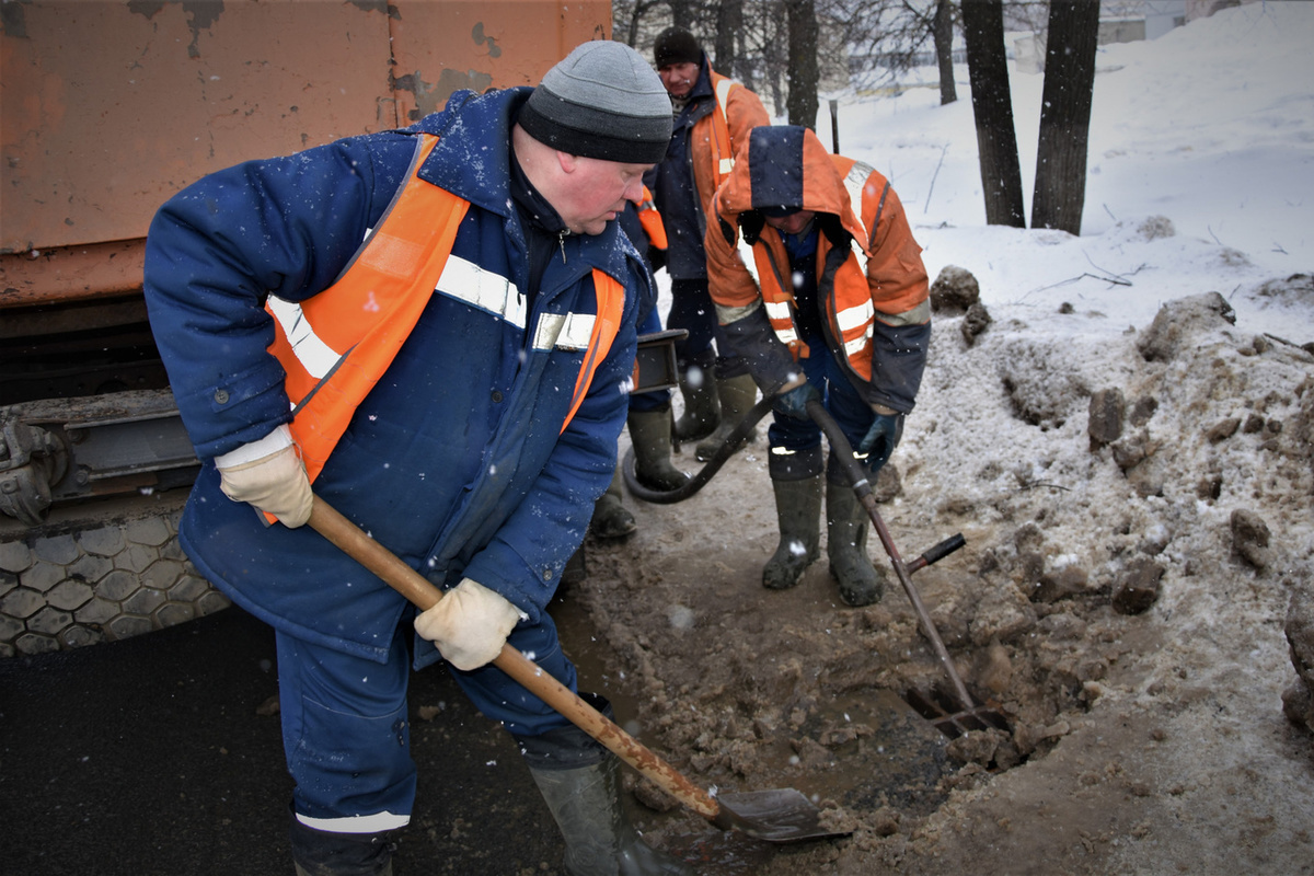 В Костроме готовятся к таянию снега – коммунальщики прочищают ливневки