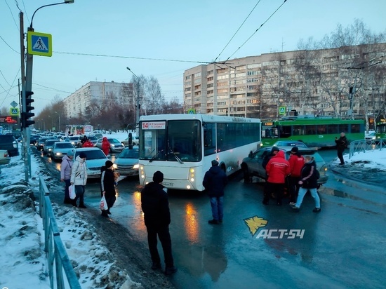 Массовое ДТП с участием пассажирского автобуса произошло в Кировском районе Новосибирска
