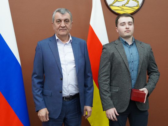 Глава Северной Осетии вручили именные часы герою СВО Илье Кокаеву