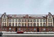 В Калининграде специалисты регионального Фонда капитального ремонта провели демонтаж сети с фасада дома 50-52 улице Ю
