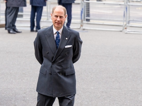 Король Великобритании Карл III наградил принца Эдварда титулом герцога Эдинбургского