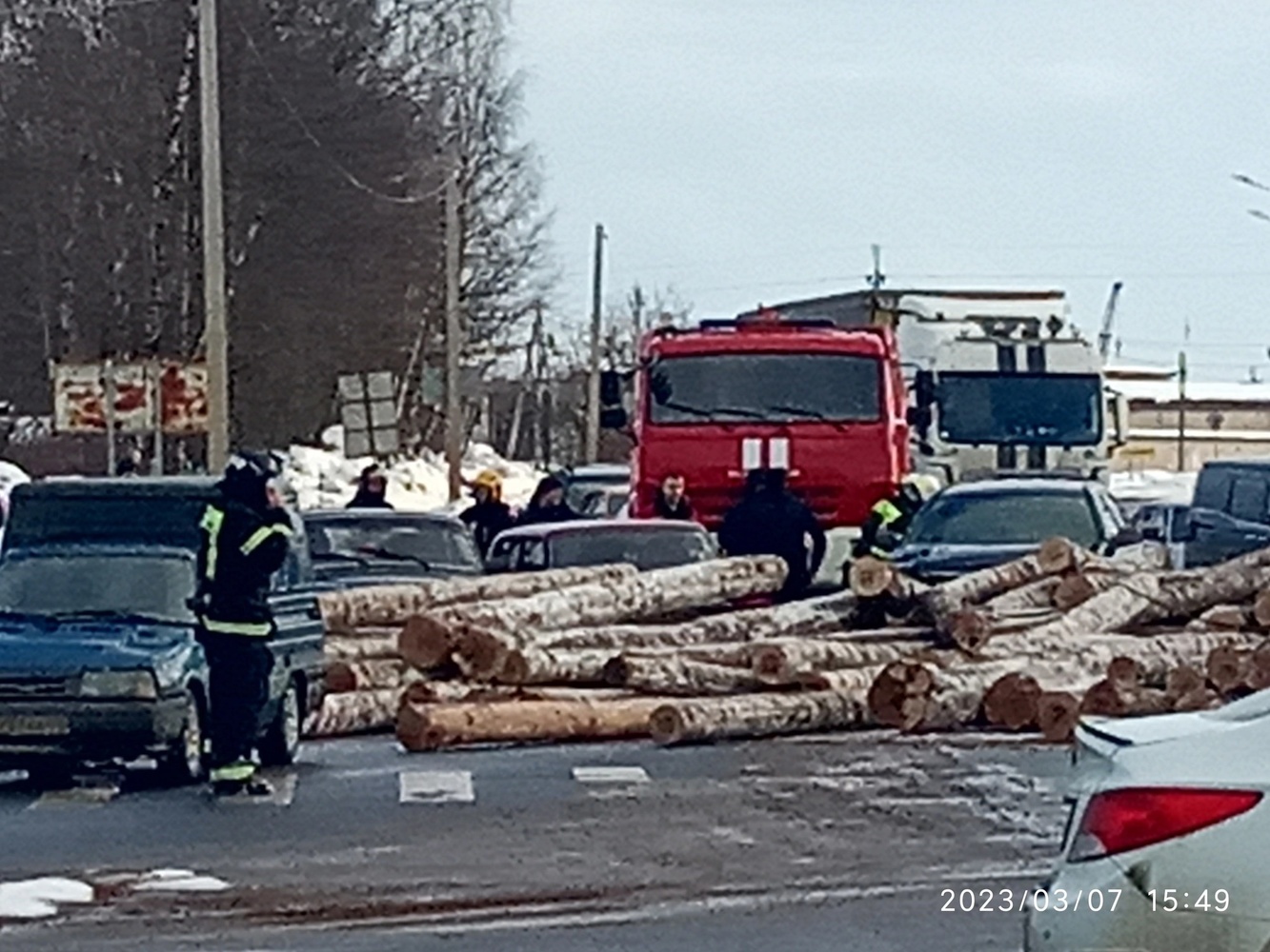 В Костроме перевернувшийся лесовоз завалил легковушки бревнами