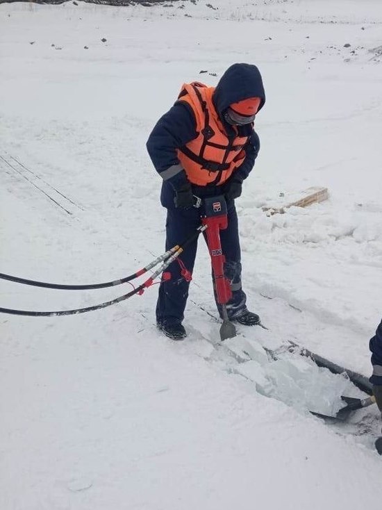 Красноярские спасатели второй раз распилили лед на заливе Шумиха