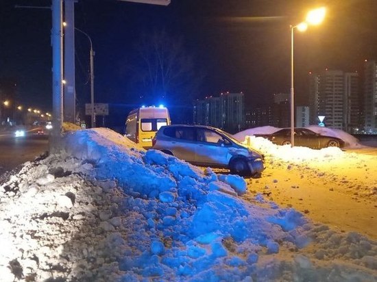 В Новосибирске скончался придавленный автомобилем Honda Fit мужчина