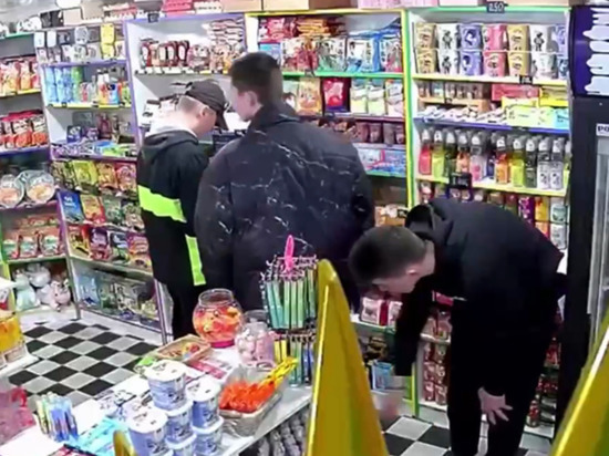  Группа подростков ограбила магазин сладостей в Сочи