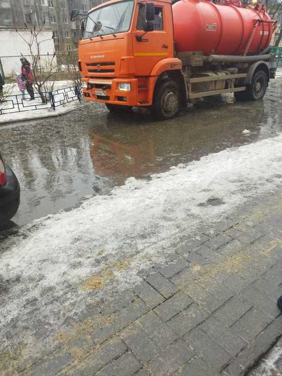 В Воронеже на многострадальной улице Ростовской все-таки начали откачивать воду, чтобы жильцы не лазили по заборам