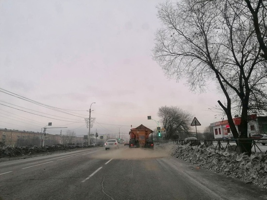 На дорогах Кызыла ведется подсыпка противогололедными материалами