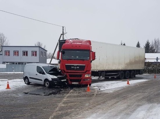 В Гурьевском районе столкнулись грузовик MAN и Peugeot