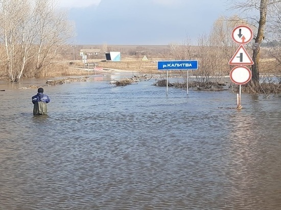 Из-за половодья река Калитва затопила хутор в Тарасовском районе