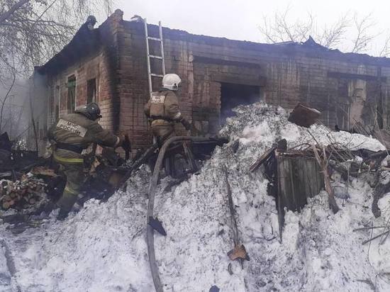 В Новосибирской области при пожаре в частом доме погибли двое детей