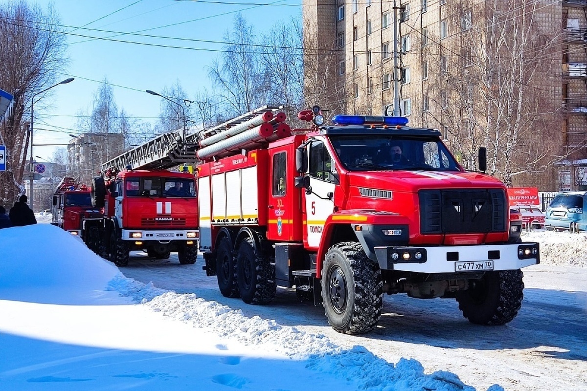 Пожарные машины прибыли к зданию детской больницы в Томске - МК Томск