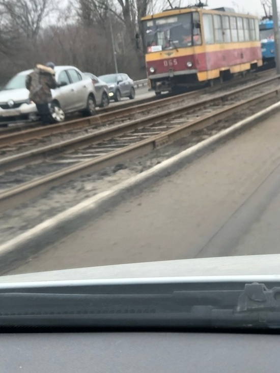В Курске из-за ДТП на Кировском мосту образовалась пробка из трамваев