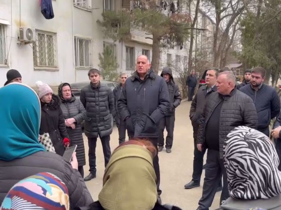 Премьер Дагестана встретился с жильцами аварийных общежитий Каспийска