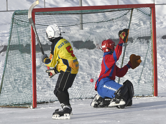 Северяне играют в мини-хоккей с мячом в рамках Праздника Севера