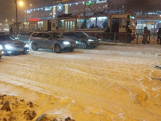 Петербургских водителей попросили не разгоняться на скользких дорогах в снегопад