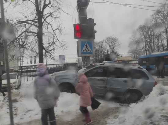 В Твери после аварии иномарка чуть не влетела в бетонный столб