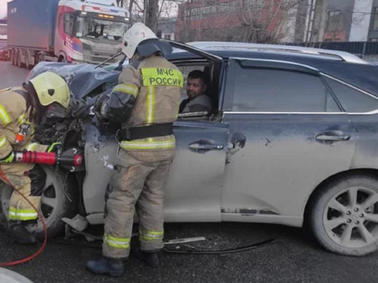 Сотрудники МЧС спасли екатеринбуржца, застрявшего в автомобиле из-за аварии с трактором