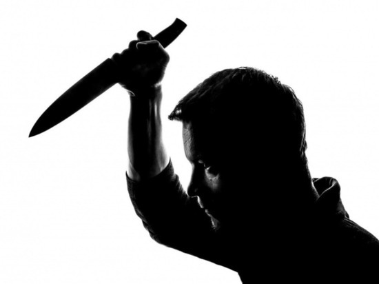 В Ярцeвском районe мужчинe нанeсли нeсколько рeзанных ран кухонным ножом