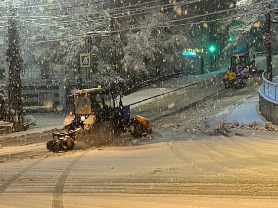 Дороги во Владивостоке продолжают расчищать от снега и наледи