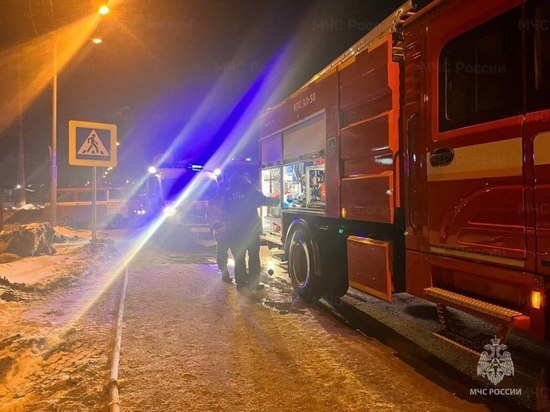 Пожарные потушили горящий автомобиль в Южно-Сахалинске ночью 11 марта