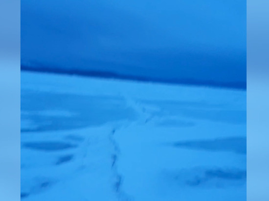 Рыбаки заметили гигантскую трещину во льду в заливе Мордвинова на Сахалине