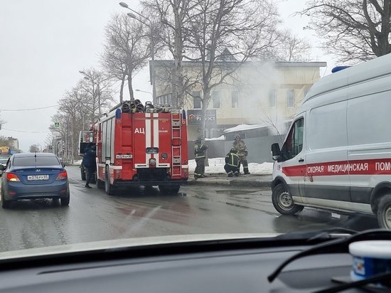 Пожарные и скорая помощь приехали к горящей хозпостройке в Южно-Сахалинске