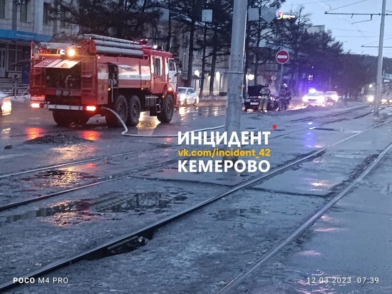 В Кемерово прямо на проезжей части выгорел автомобиль