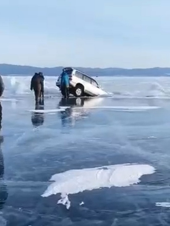 Автомобиль частично провалился под лёд на Байкале
