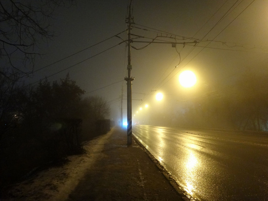 В Саратовской области из-за странного тумана, в котором покалечились 8 человек, перекрыли 27 километров автотрассы