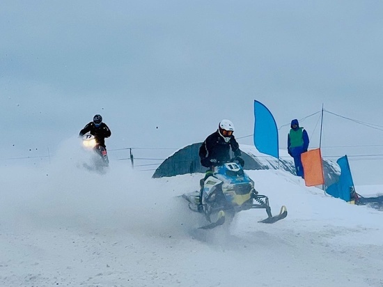В Муравленко в экстремальном кроссе посоревновались 69 снегоходчиков