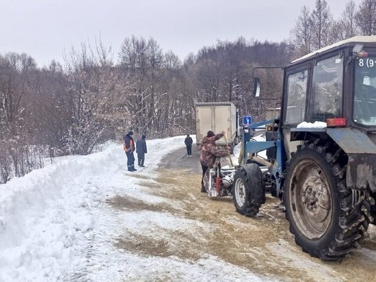 Фуры с турецкими номерами застряли на ледяной дороге в Пронске Рязанской области