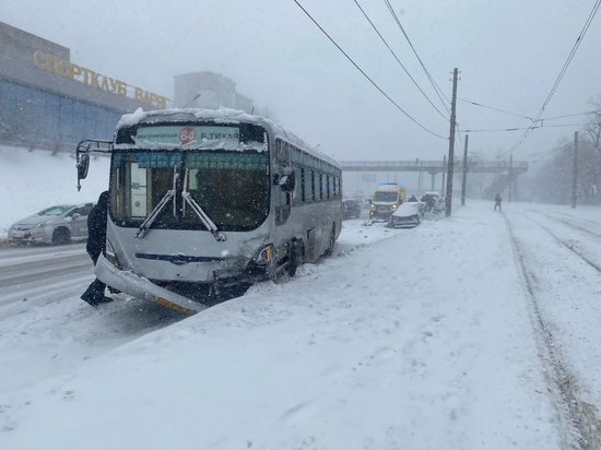 Пассажирский автобус столкнулся с автомобилем такси во Владивостоке
