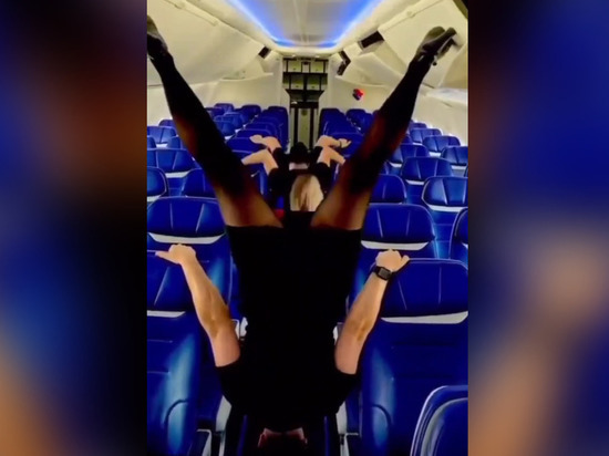 Американские стюардессы в мини-юбках удивили пассажиров умением закрывать багажные полки ногами
