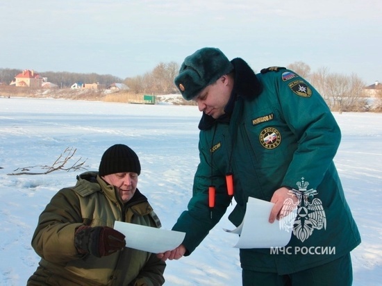 В Курске спасатели провели рейд по рискованным рыбакам на льду