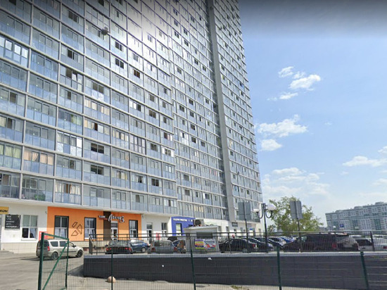 Труп мужчины нашли прохожие возле многоэтажки в Екатеринбурге