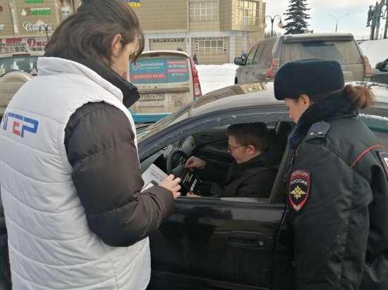 В Серпухове молодогвардейцы и Госавтоинспекция напомнили жителям о безопасности на дороге