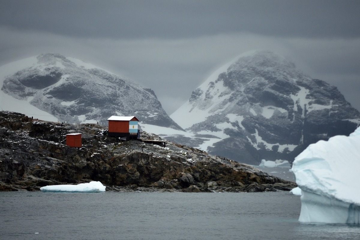 Ukrainian polar explorers decommunized signs in Antarctica