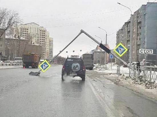Два светофора грохнулись на дорогу в Ленинском районе Новосибирска