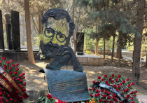 Спустя год после смерти выдающегося человека, драматурга, режиссера, писателя и продюсера Рустама Ибрагимбекова на его родине в Баку установили надгробный памятник