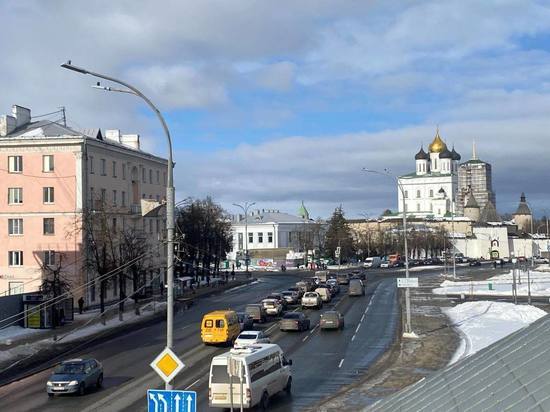 Солнечные фотографии со старинной колокольни в центре Пскова публиковал глава города