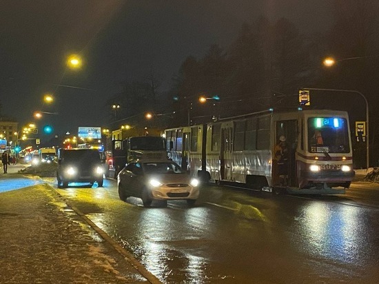 Из-за аварии автомобили в Мурманске выстроились в огромную пробку